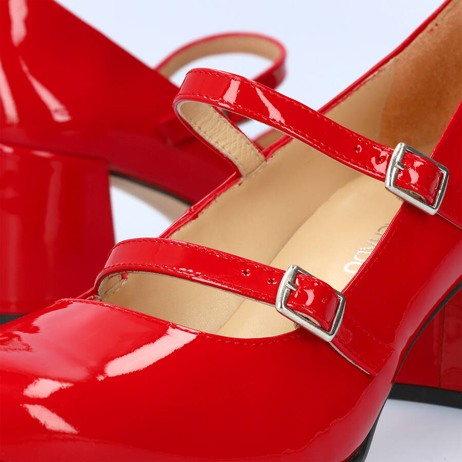 Heeled Mary Janes in red patent leather. 