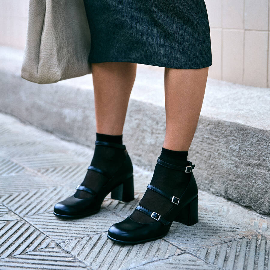 Heeled Mary Janes in black leather. 