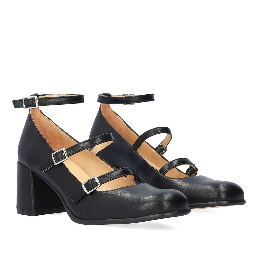 Heeled Mary Janes in black leather. 