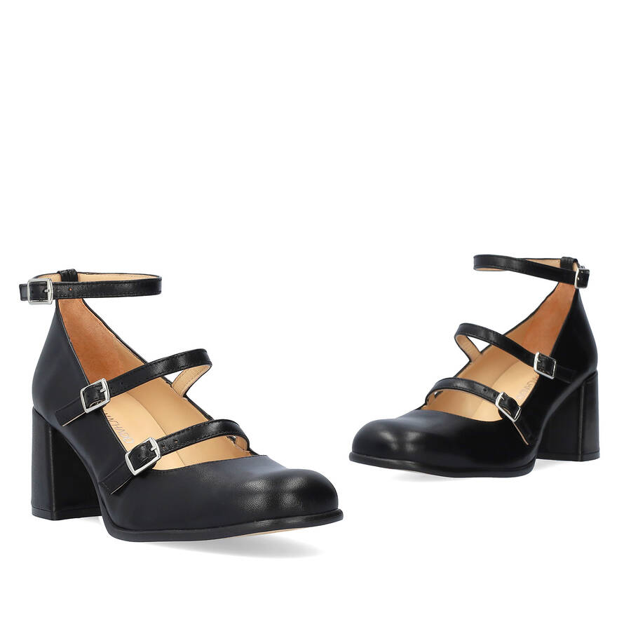 Heeled Mary Janes in black leather. 