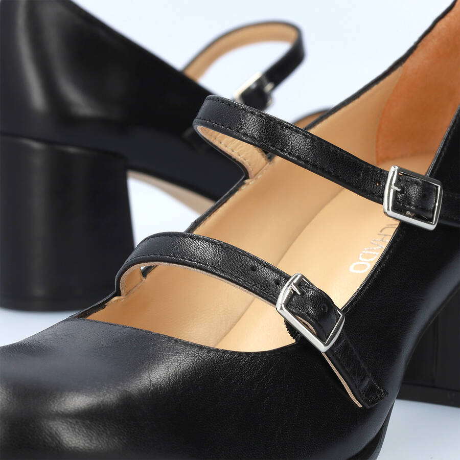 Heeled Mary Janes in black leather. 