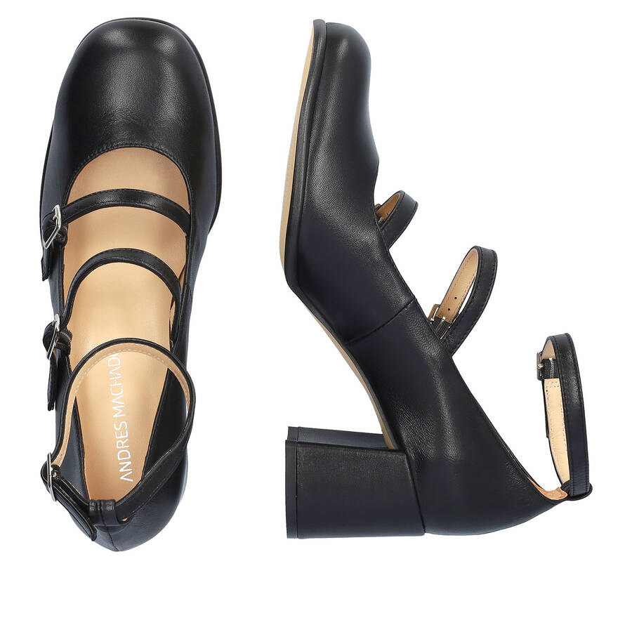 Heeled Mary Janes in black leather. 