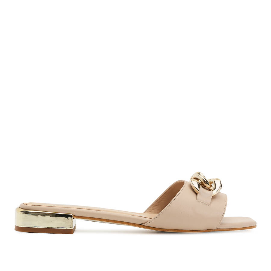 Flat Sandal in Beige Leather and Chain Detail 