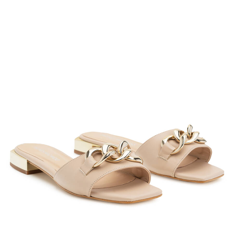 Flat Sandal in Beige Leather and Chain Detail 