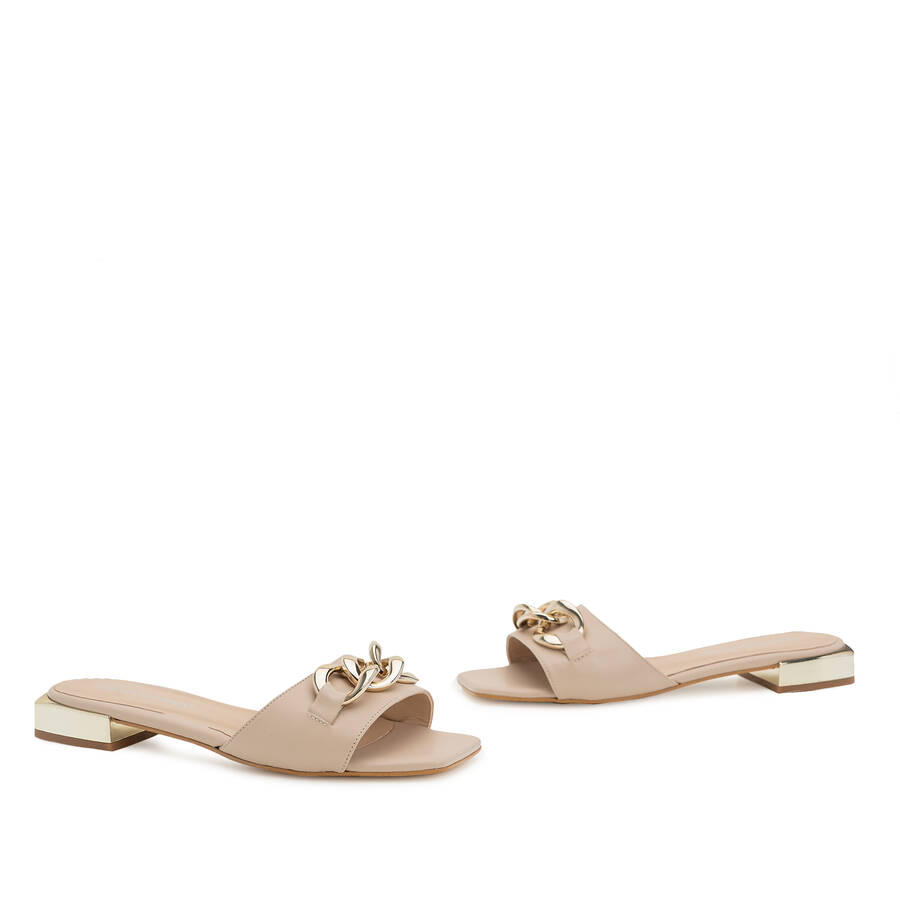 Flat Sandal in Beige Leather and Chain Detail 