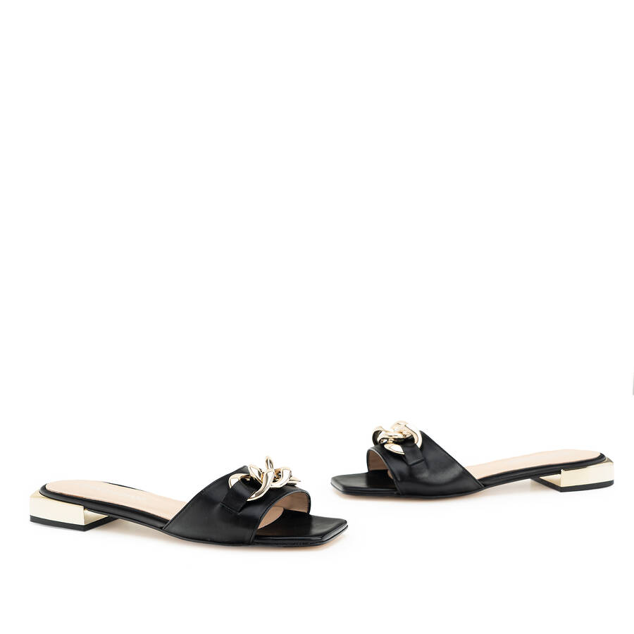 Flat Sandal in Black Leather and Chain Detail 