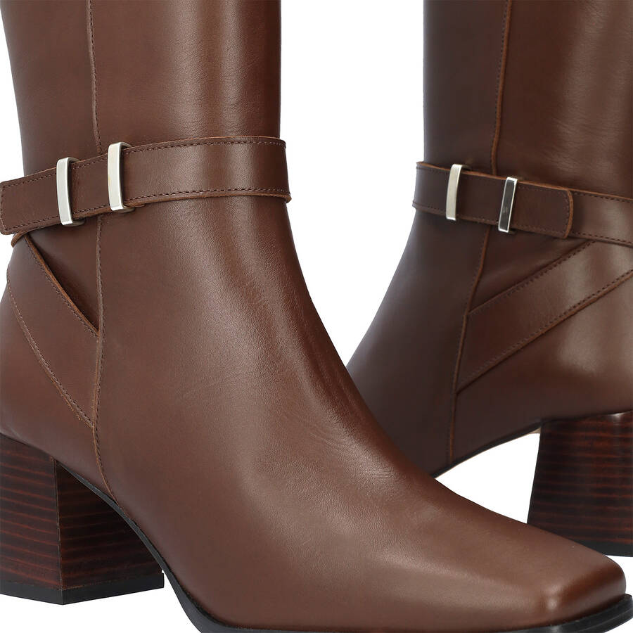 High boot in brown leather 