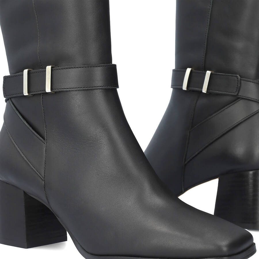 High boot in black leather 