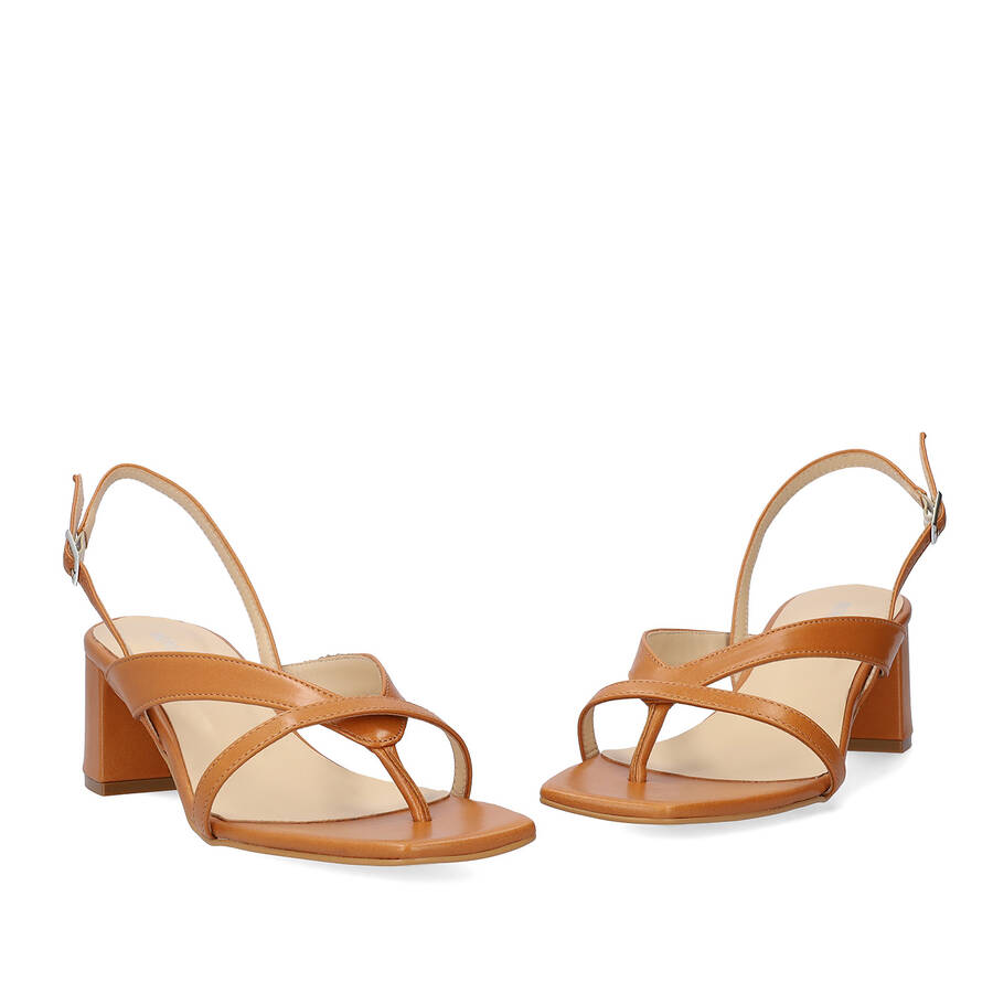 Heeled sandals in brown leather 