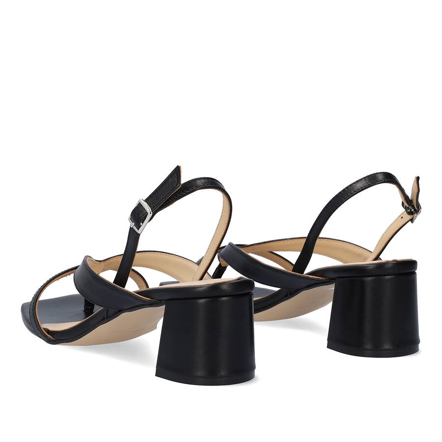 Heeled sandals in black leather 