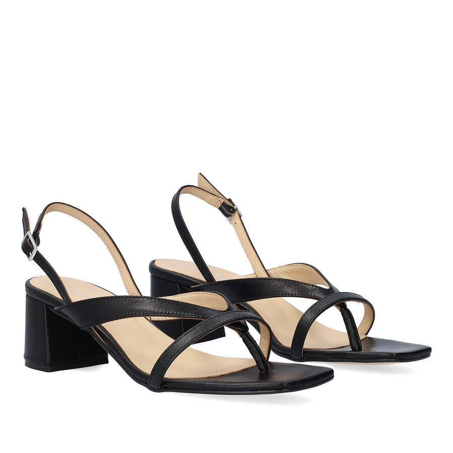 Heeled sandals in black leather 