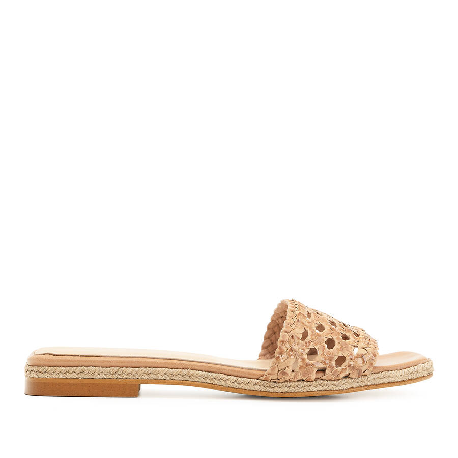 Flat Sandals in Beige Braided Leather 