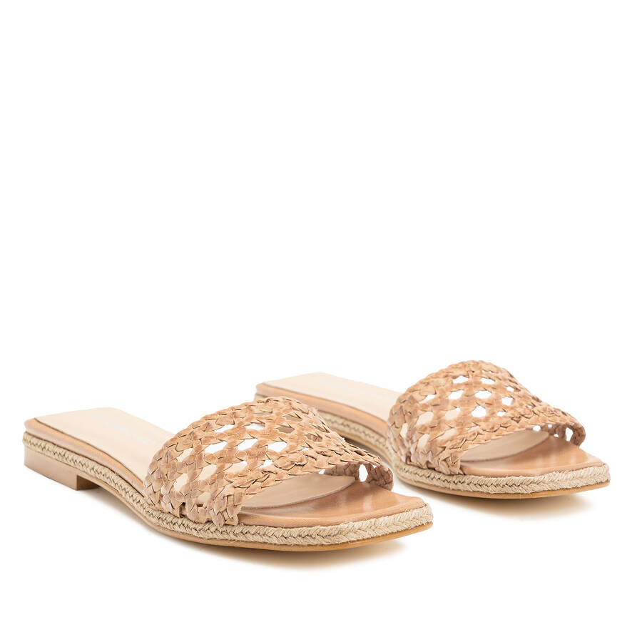 Flat Sandals in Beige Braided Leather 