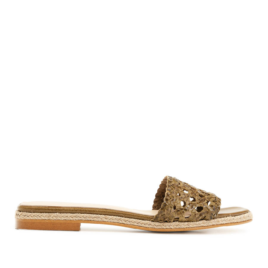 Flat Sandals in Kaki Braided Leather 