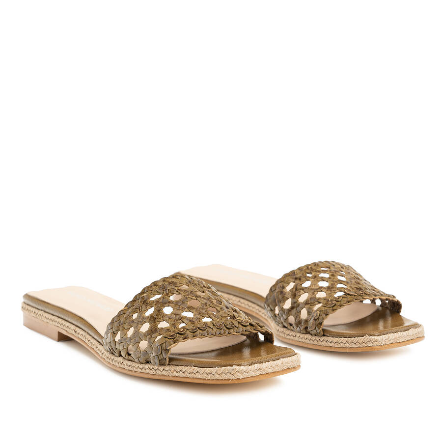 Flat Sandals in Kaki Braided Leather 