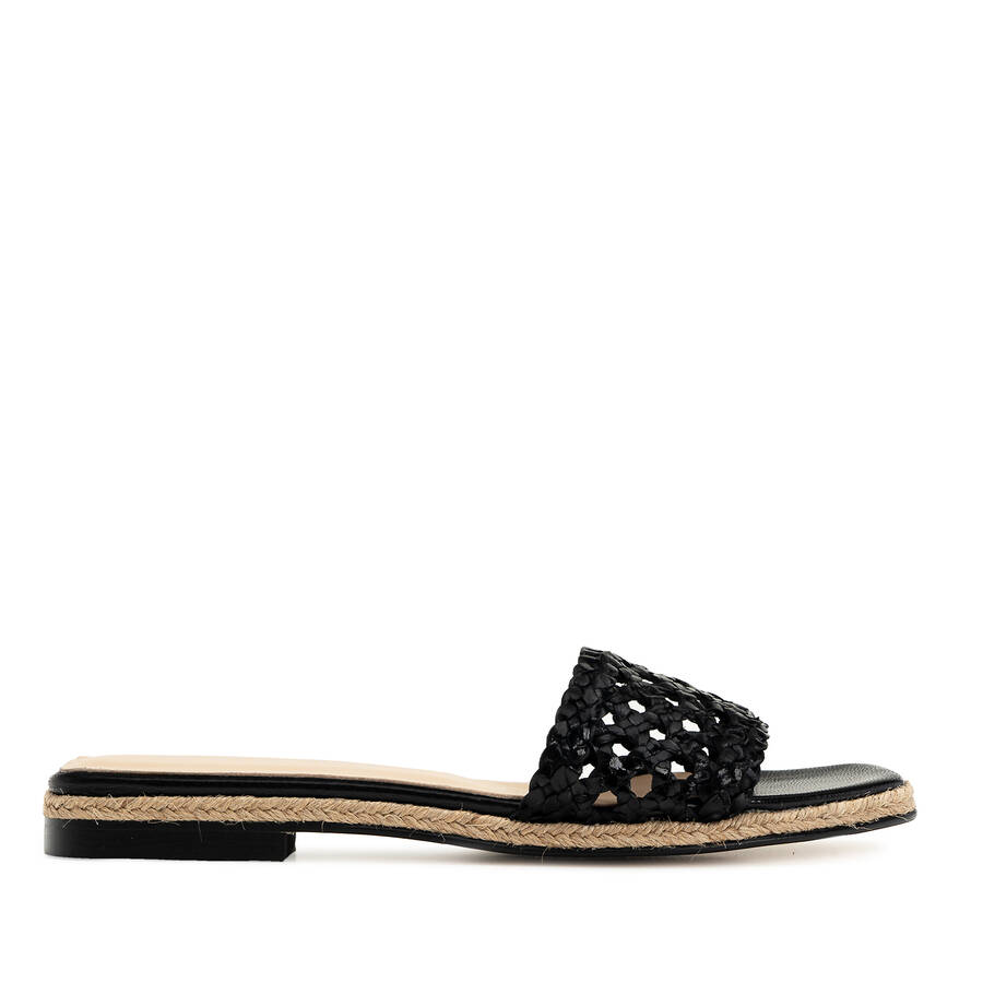 Flat Sandals in Black Braided Leather 