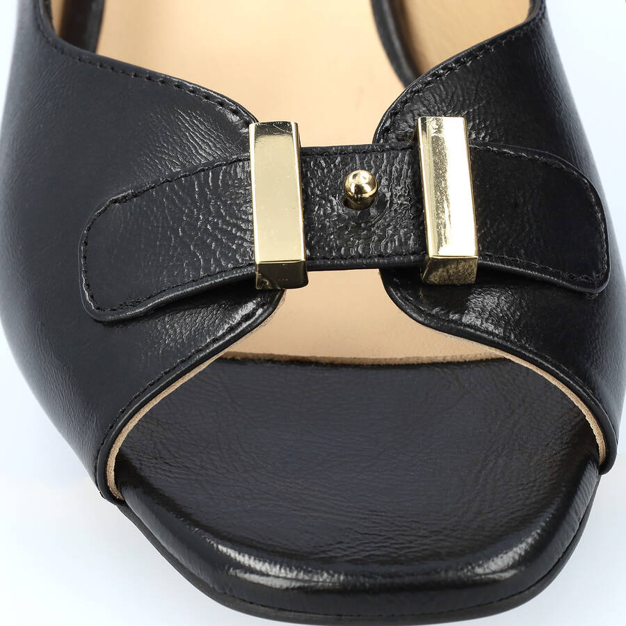 Heeled sandals in black leather 