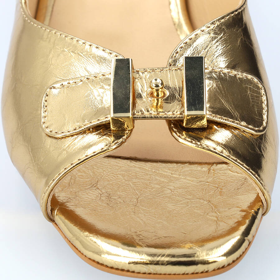 Heeled sandals in golden leather 