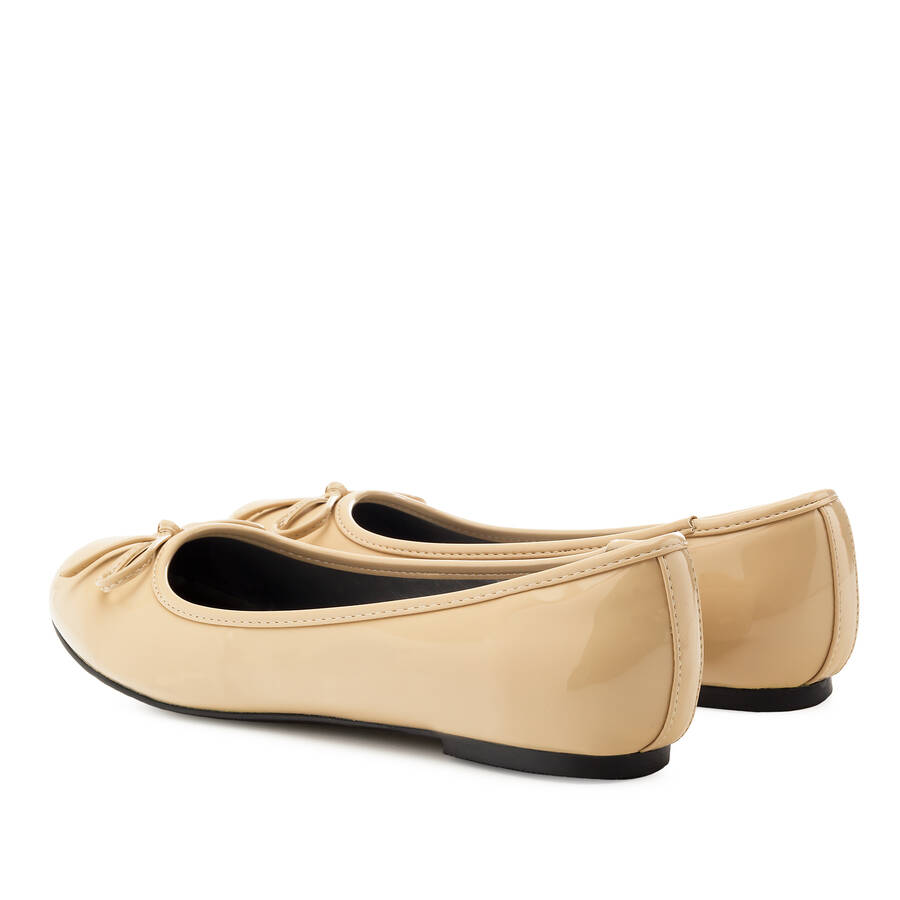 Beige faux-patent leather Ballerinas with bow. 