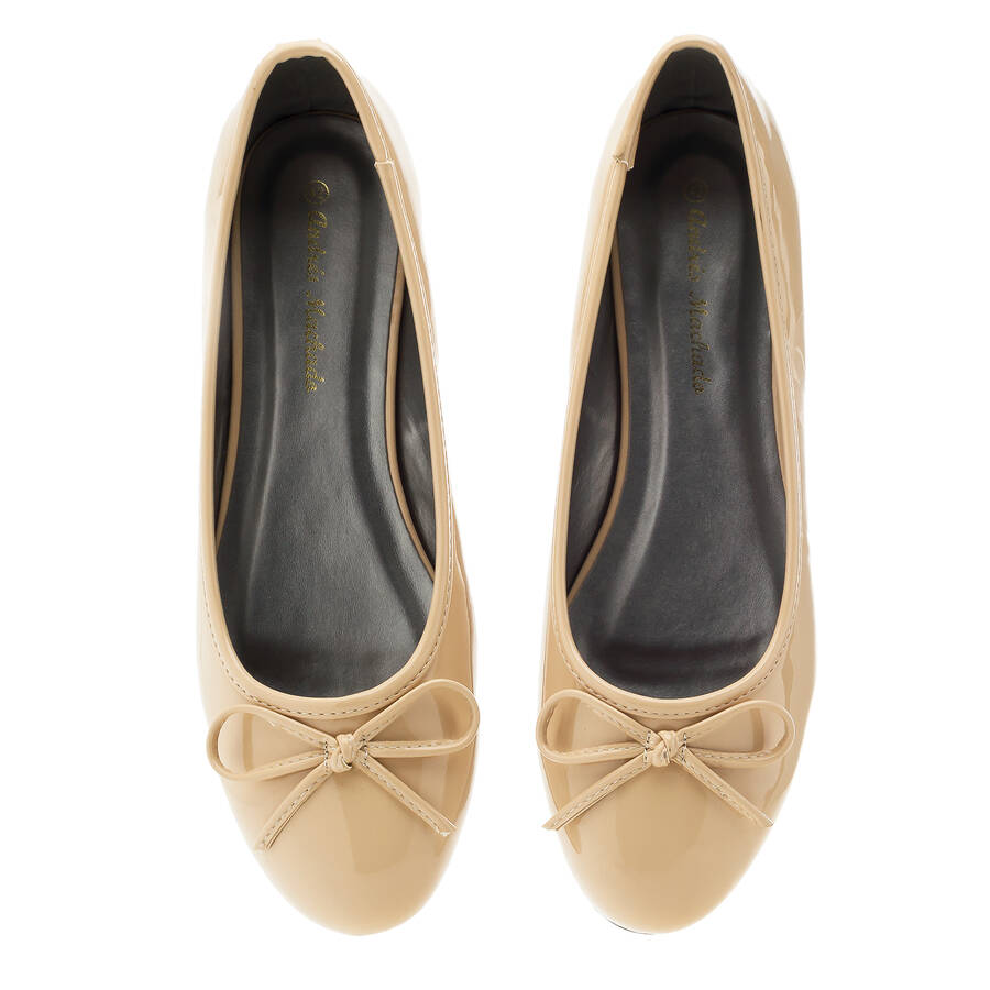 Beige faux-patent leather Ballerinas with bow. 