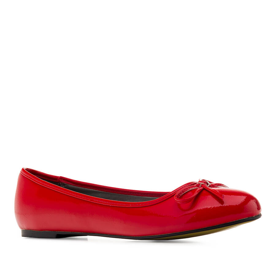 Red faux-patent leather Ballerinas with bow. 