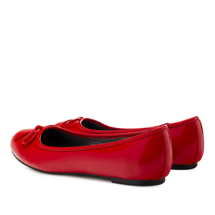 Red faux-patent leather Ballerinas with bow. 