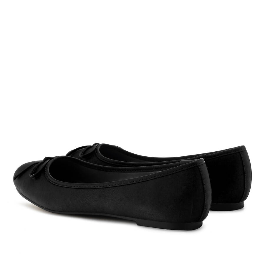 Schwarze Ballerinas mit Schleifchen. 