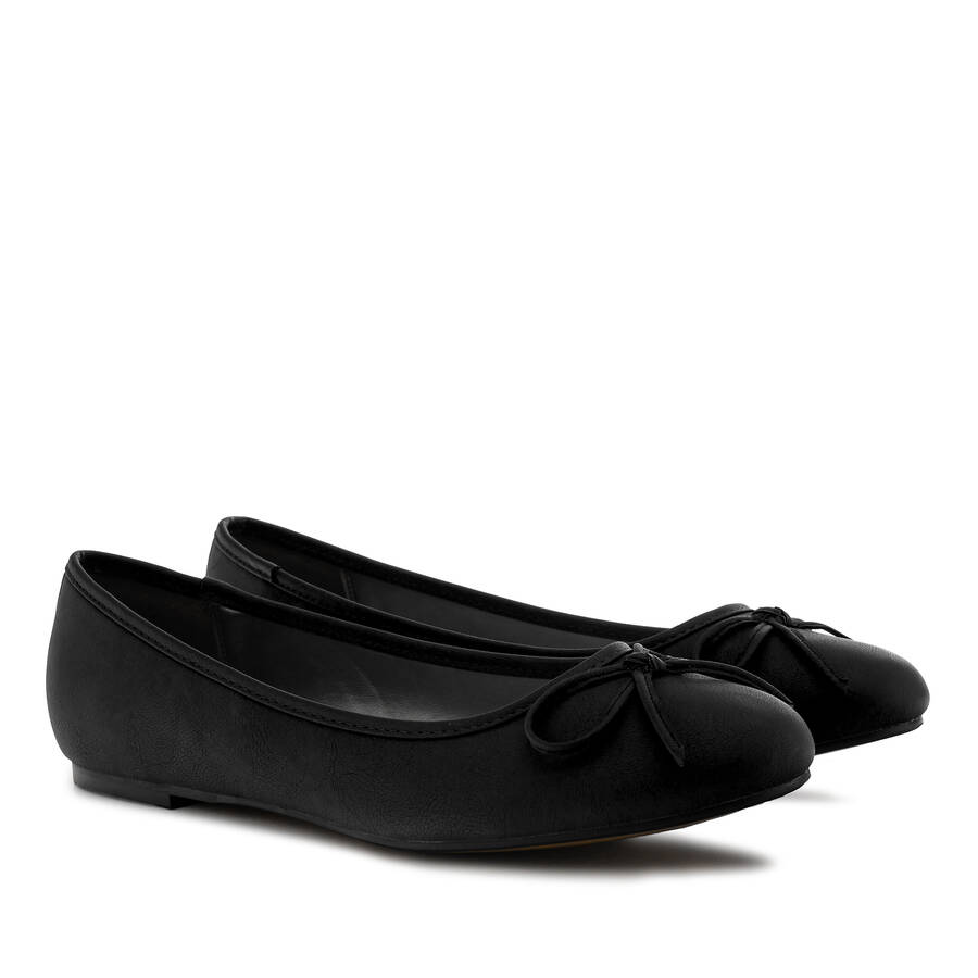 Schwarze Ballerinas mit Schleifchen. 