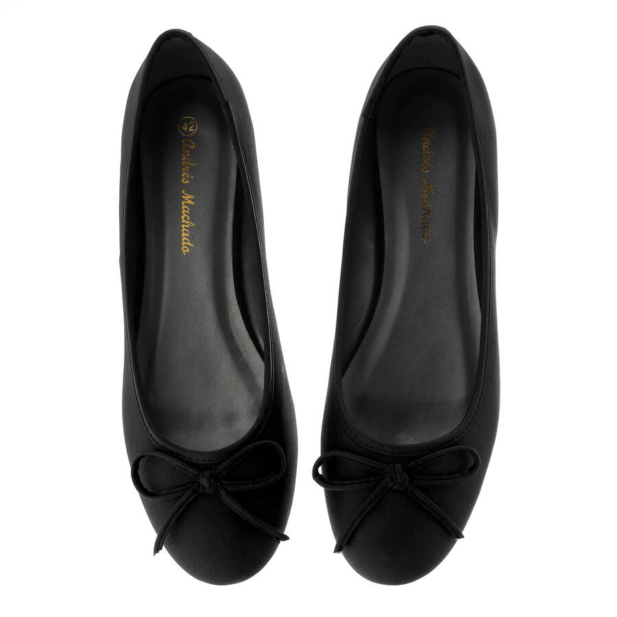 Schwarze Ballerinas mit Schleifchen. 