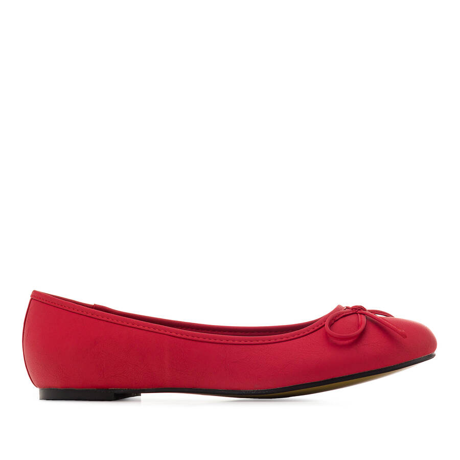 Red faux-pull-leather Ballerinas with bow. 