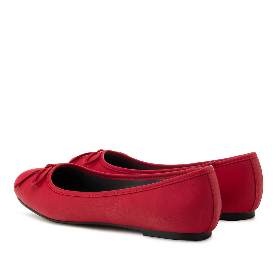 Red faux-pull-leather Ballerinas with bow. 