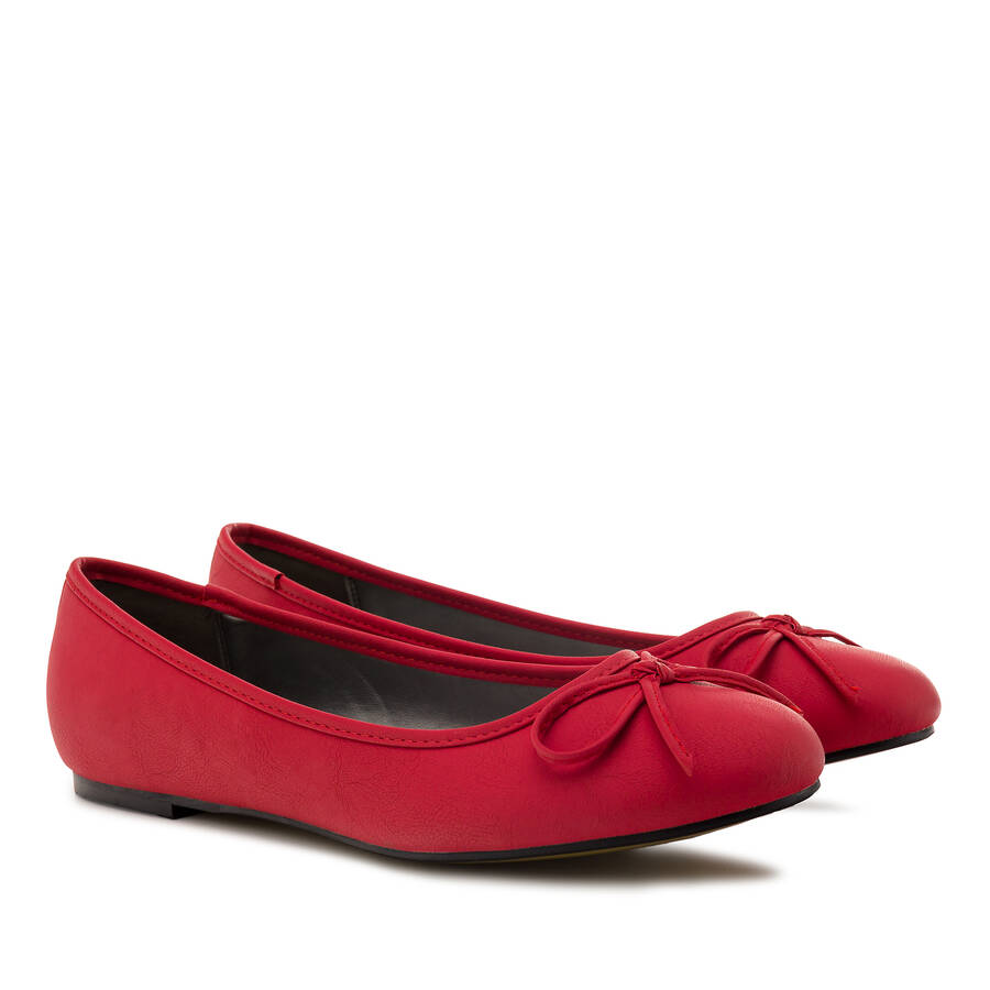 Red faux-pull-leather Ballerinas with bow. 