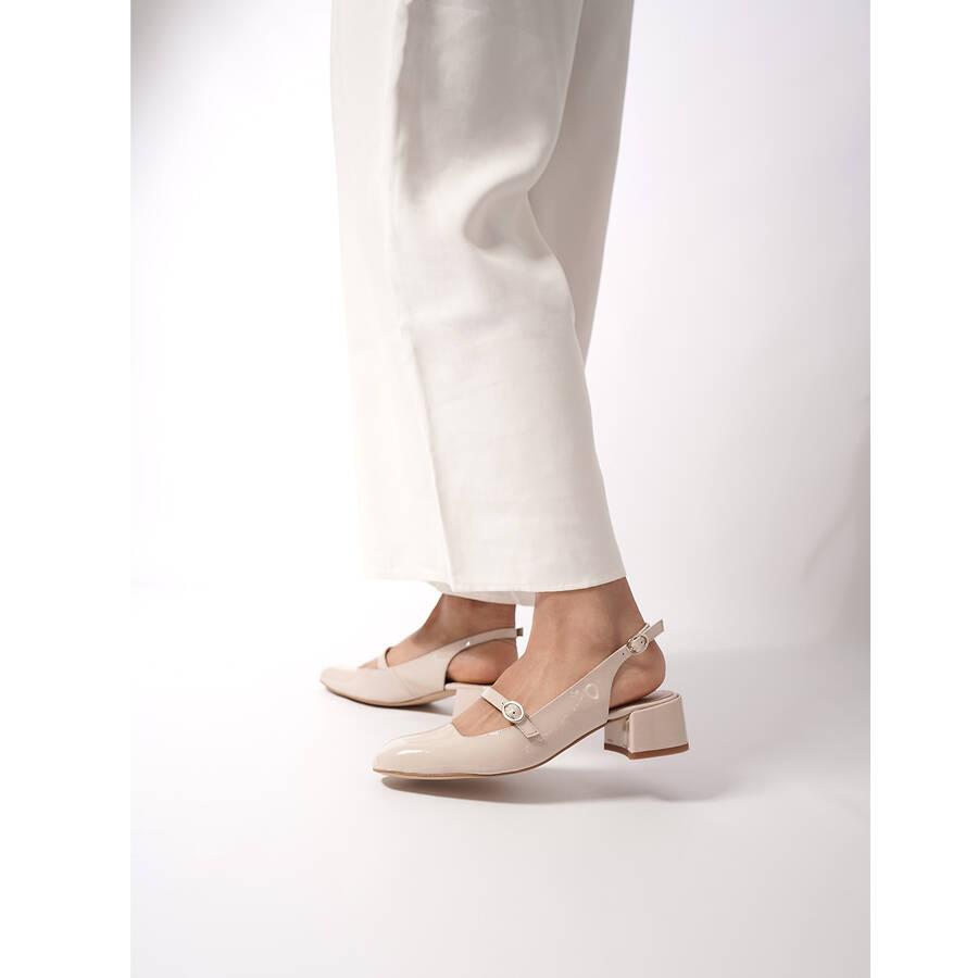 Heeled beige patent leather Mary Janes 