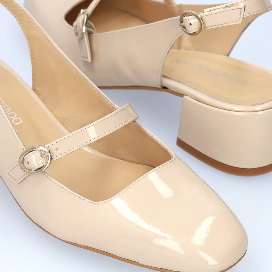 Heeled beige patent leather Mary Janes 