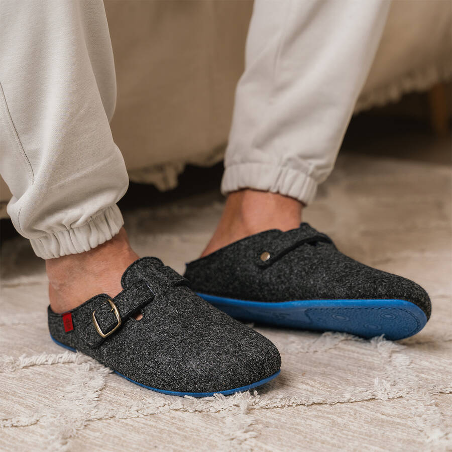 Chaussons de maison avec boucle unisexe et feutre noir. 