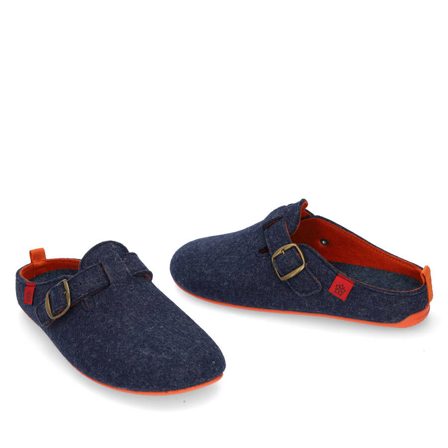 Unisex home slippers in blue felt and buckle detail 