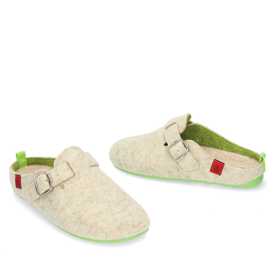 Unisex home slippers in white felt and buckle detail 