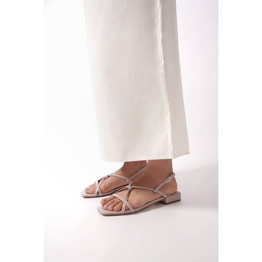 Flat pink leather sandals 