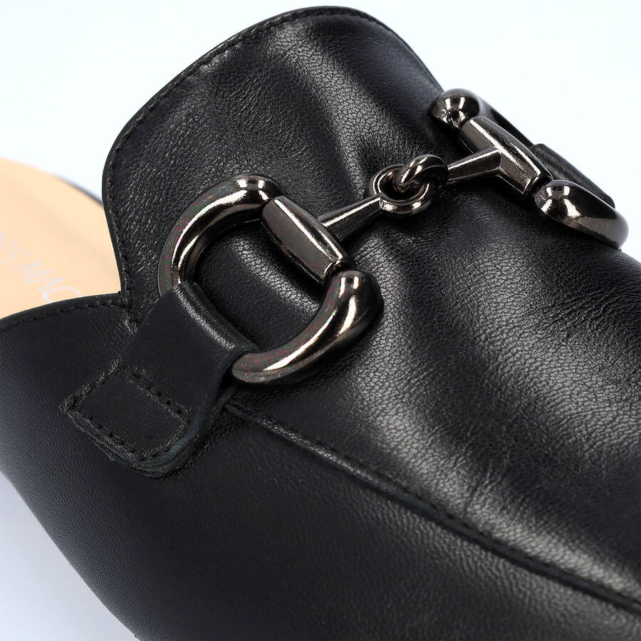 Flat slingback loafer in black leather 