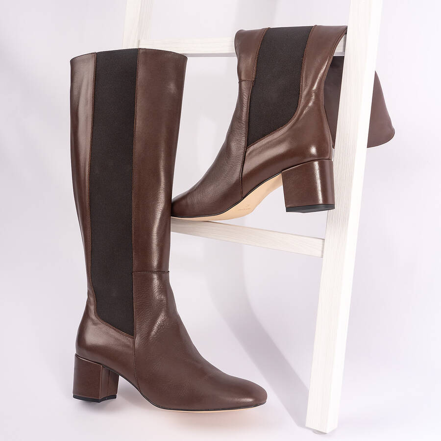 Knee-high boots in brown coloured leather 