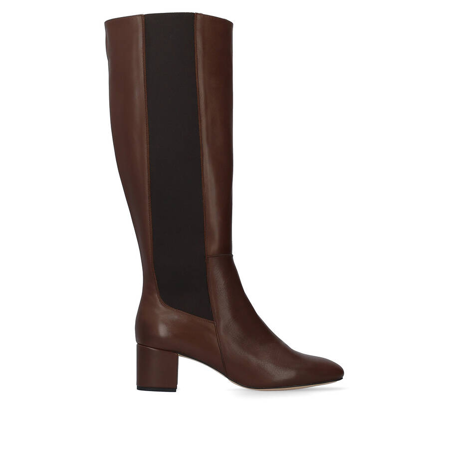 Knee-high boots in brown coloured leather 