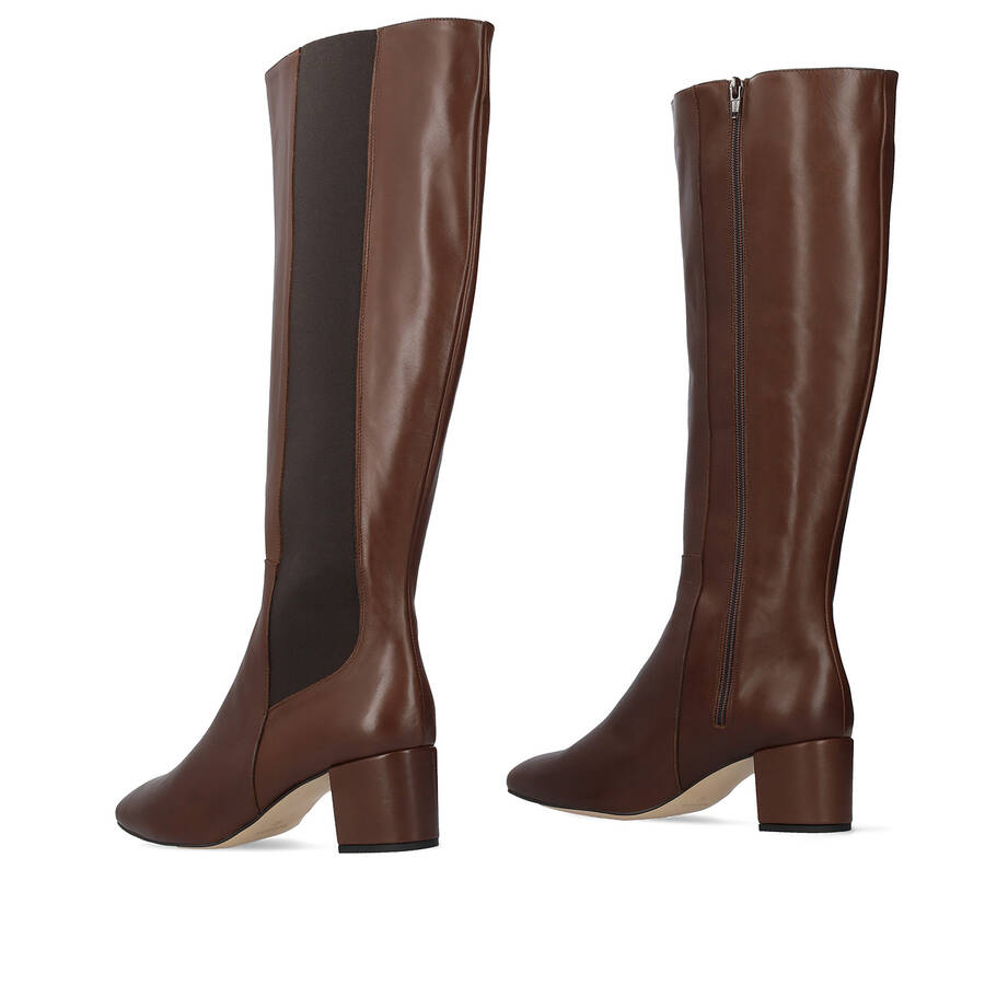 Knee-high boots in brown coloured leather 