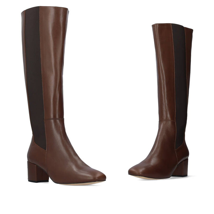 Knee-high boots in brown coloured leather 