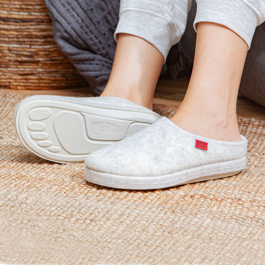 Very comfortable White Felt Slippers with footbed 