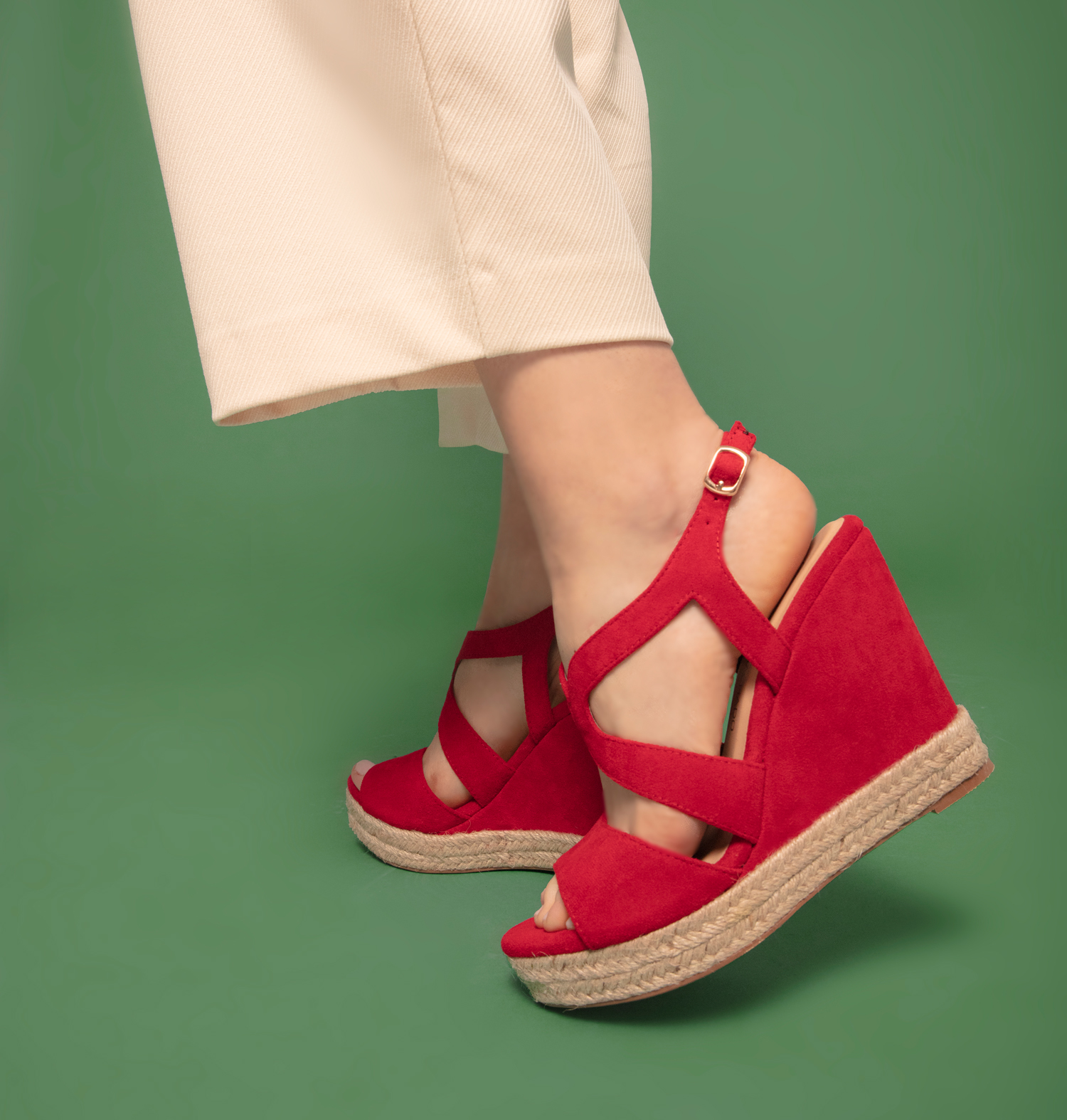 Sandales en suédine rouge compensées. 