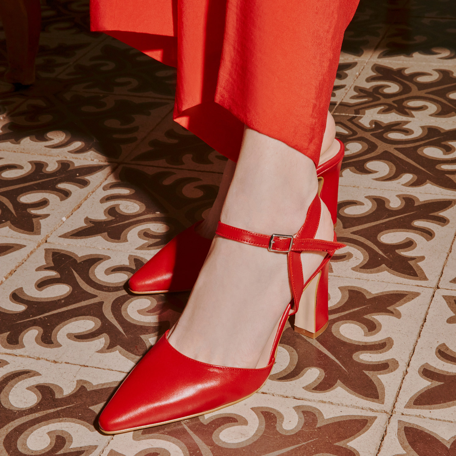 Chaussures talons ouvertes à l´arrière en cuir rouge 