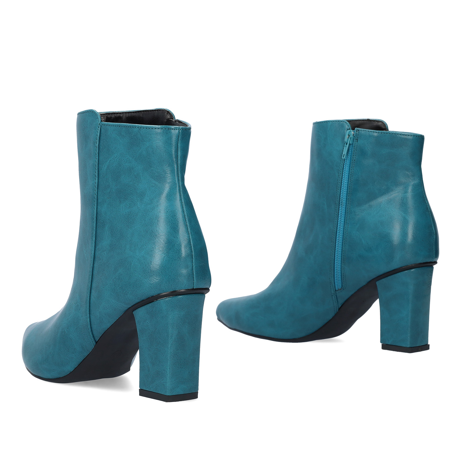 Heeled booties in blue faux leather. 