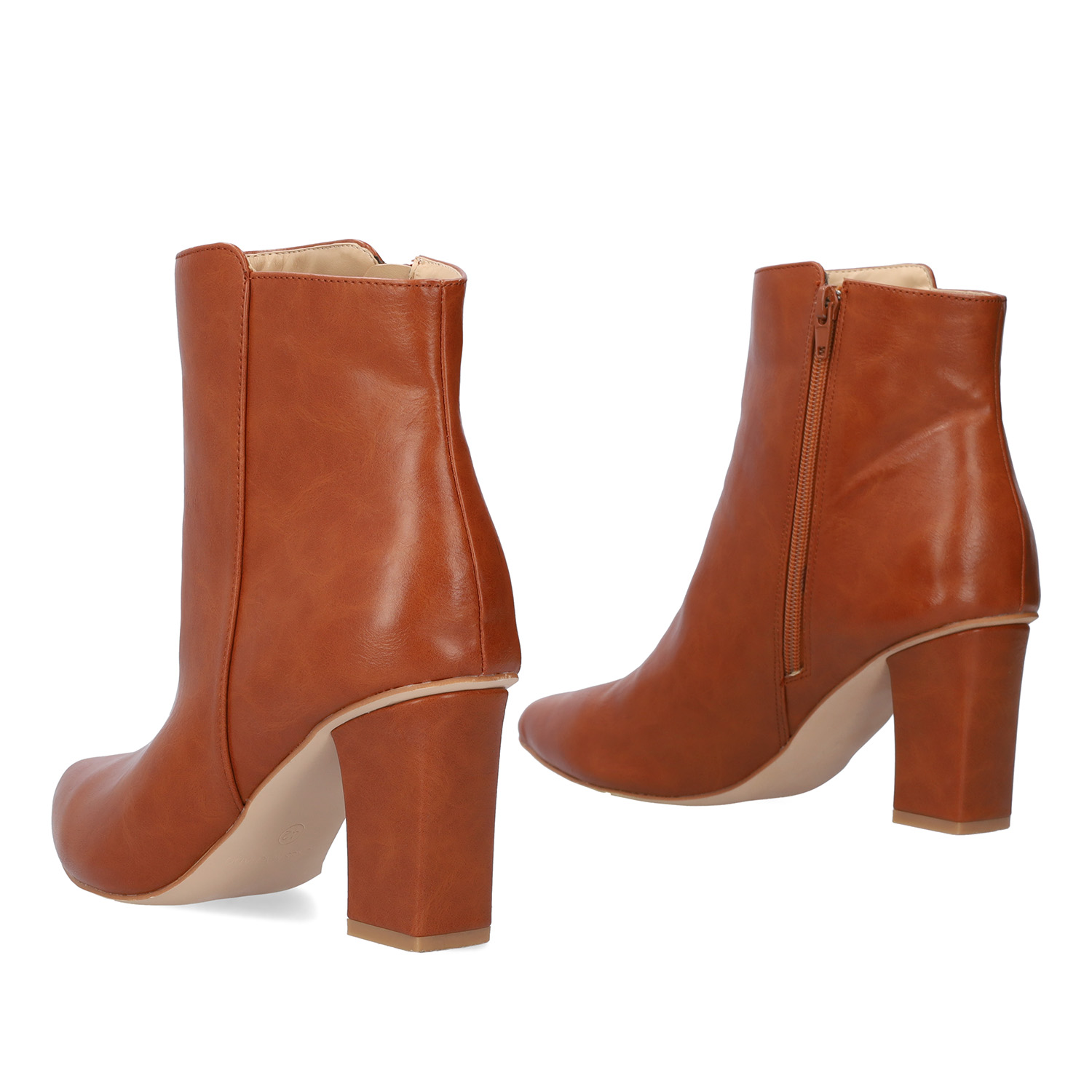 Heeled booties in brown faux leather. 