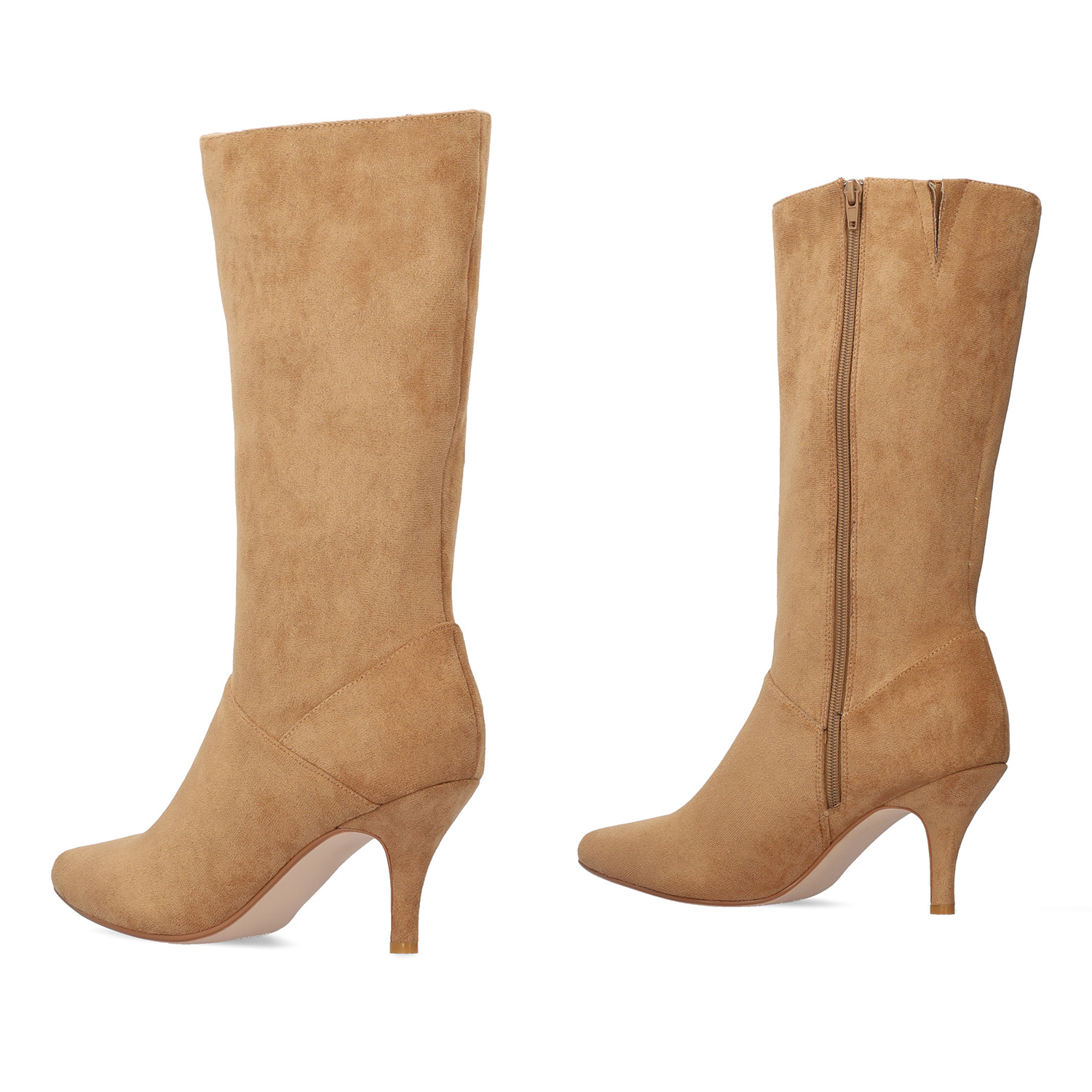 Heeled high boots in brown faux suede. 