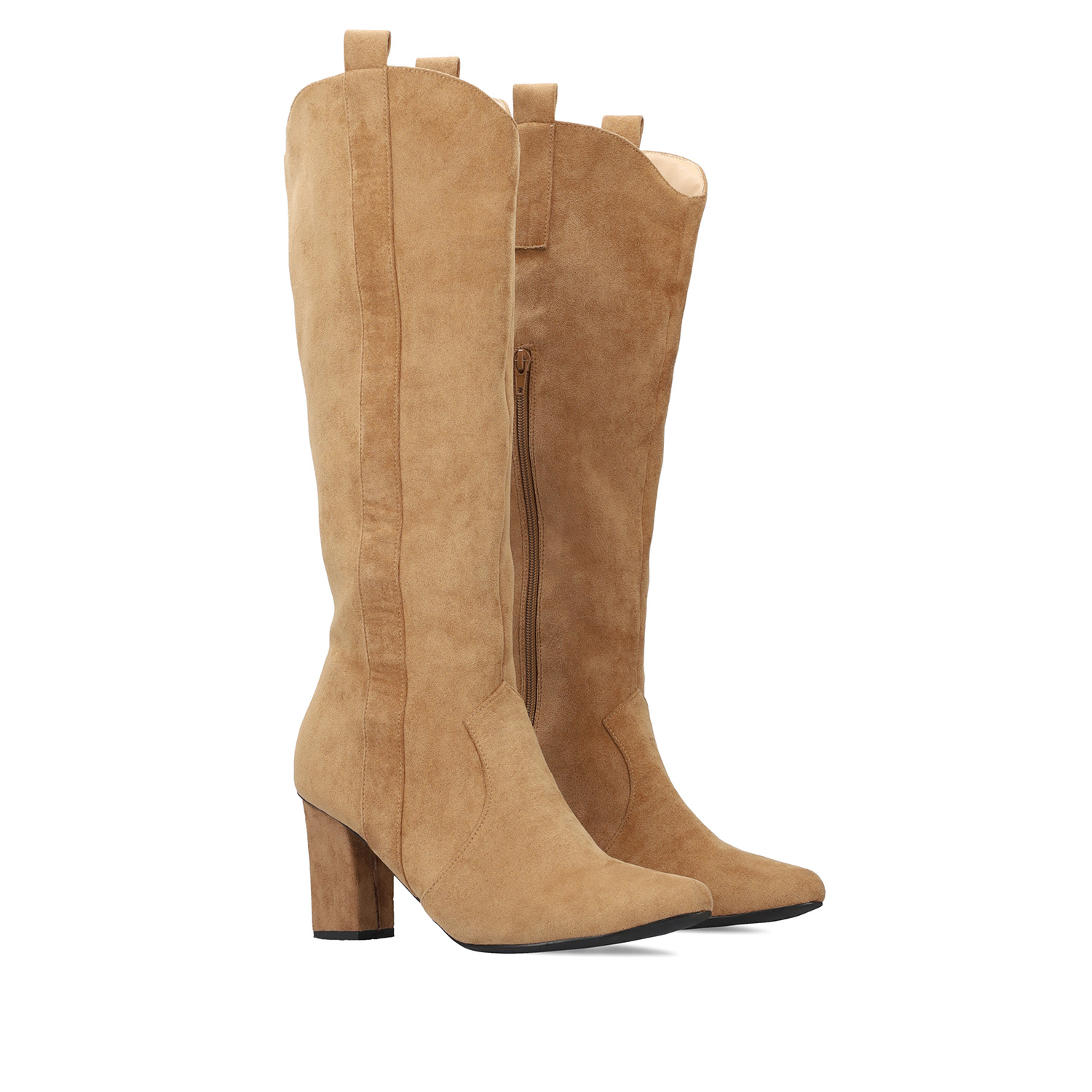 Heeled high boots in brown faux suede. 
